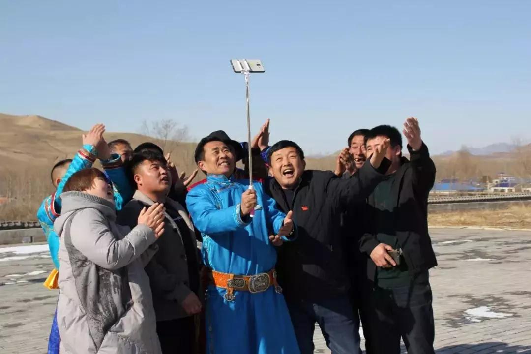 东萨拉嘎查牧民通过微信与在北京开会的吴云波视频通话。