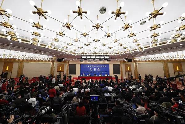 3月11日，十三届全国人大二次会议新闻中心举行记者会。新华社记者 沈伯韩 摄