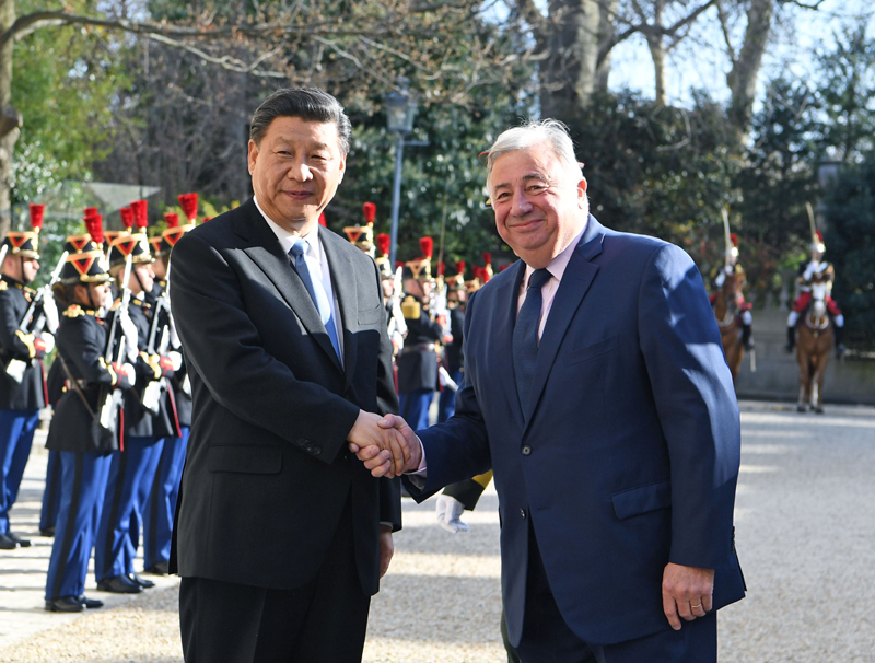 3月26日，国家主席习近平在巴黎会见法国参议长拉尔歇。