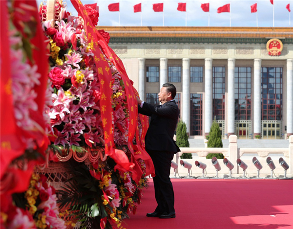 2018年9月30日上午，党和国家领导人习近平在北京天安门广场出席烈士纪念日向人民英雄敬献花篮仪式时整理花篮上的缎带。