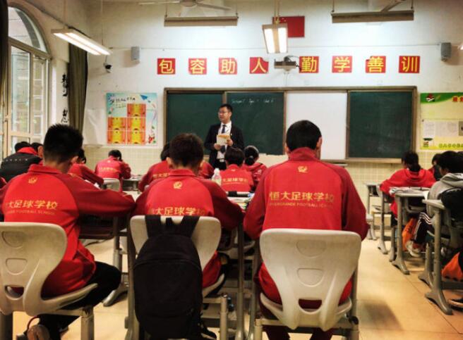 恒大足校的孩子们在上文化课。新华社记者公兵摄