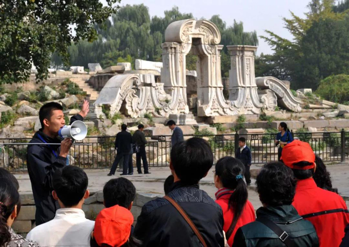 2009年10月18日，游客在圆明园遗址公园内的大水法遗址参观。当日是圆明园罹难149周年纪念日。新华社记者 罗晓光 摄