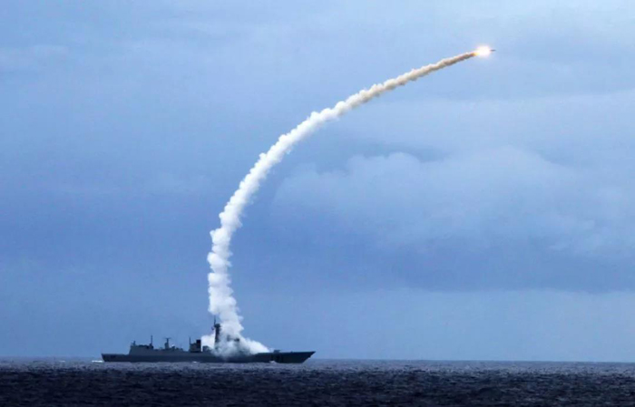 2010年7月26日，海口舰在实弹演习中发射舰空导弹拦截来袭目标。