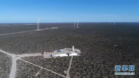 这是3月26日在阿根廷丘布特省拍摄的正在建设中的罗马布兰卡风电项目。新华社发（马丁·萨巴拉 摄）