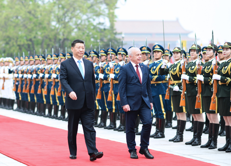4月29日，国家主席习近平在北京人民大会堂同瑞士联邦主席毛雷尔举行会谈。这是会谈前，习近平在人民大会堂东门外广场为毛雷尔举行欢迎仪式。