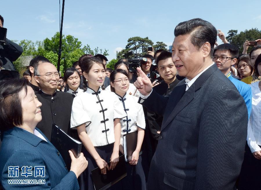 这是2014年5月4日，习近平在校园观看北京大学师生纪念五四运动95周年青春诗会时同朗诵者亲切交谈。新华社记者 马占成 摄