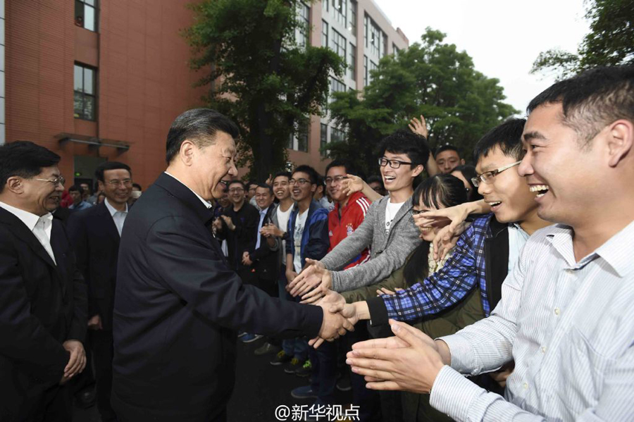 这是2016年4月26日，习近平在中国科技大学进行考察。