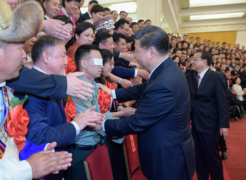 5月16日，党和国家领导人习近平、李克强、王沪宁等在北京人民大会堂会见第六次全国自强模范暨助残先进表彰大会代表。