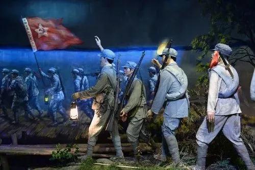 这是江西省于都县中央红军长征出发纪念馆内展示的红军夜渡于都河的场景。新华社记者 万象 摄