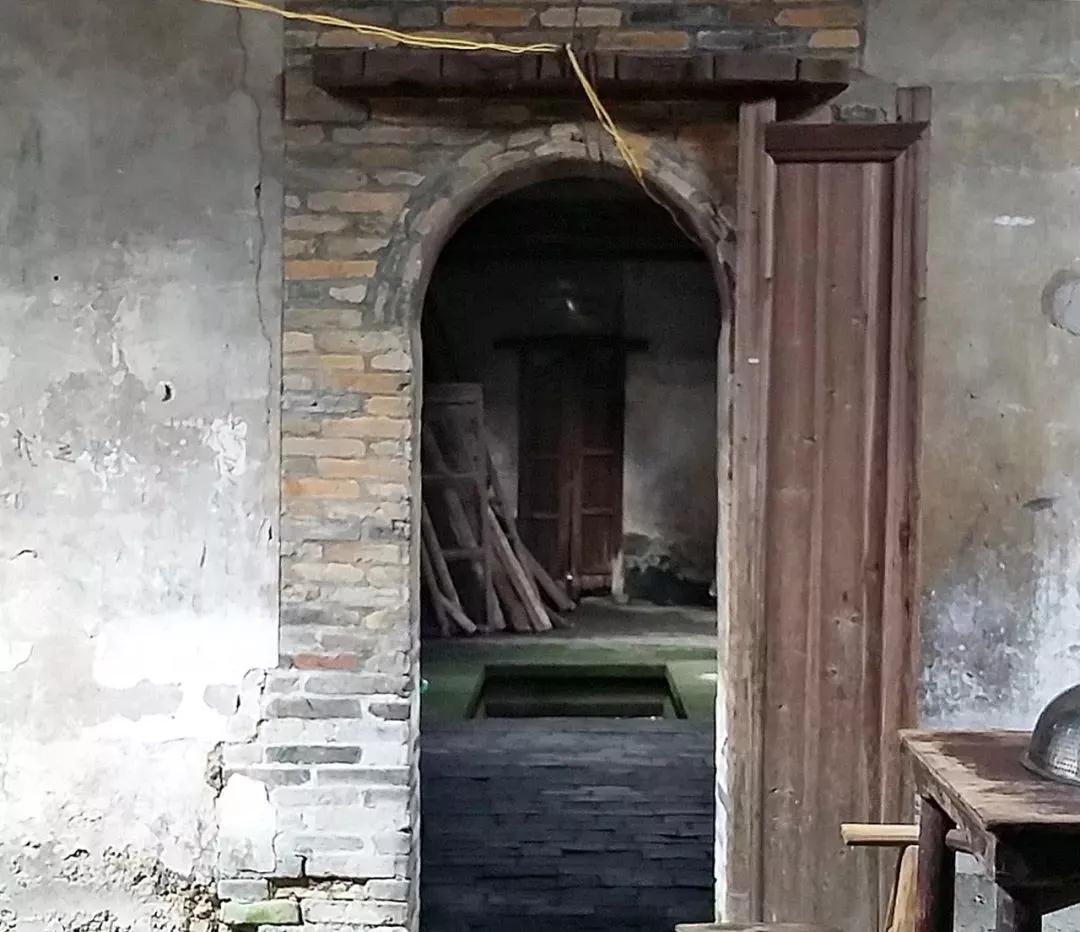 这是于都县红军后人刘光沛家缺少门板的祖屋。新华社记者 万象 摄