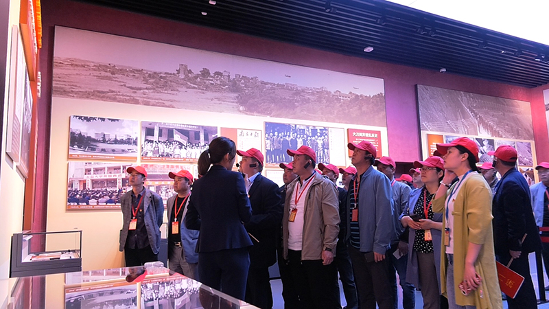 学员参观大潮起珠江——改革开放40周年展览