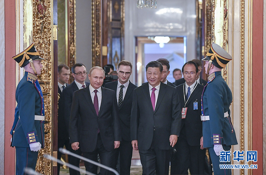6月5日，国家主席习近平在莫斯科克里姆林宫同俄罗斯总统普京会谈。这是两国元首步入会场。 新华社记者 谢环驰 摄