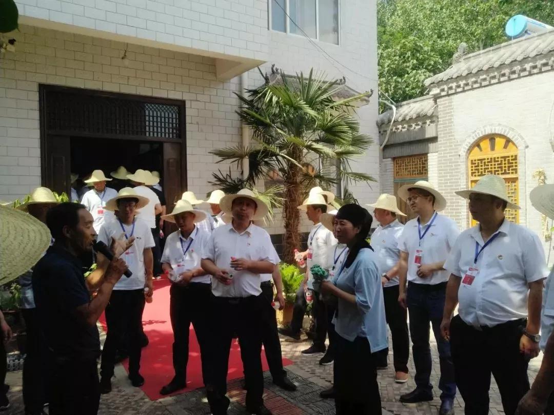 学员们顶着烈日在兰考县徐场民族乐器村观摩学习