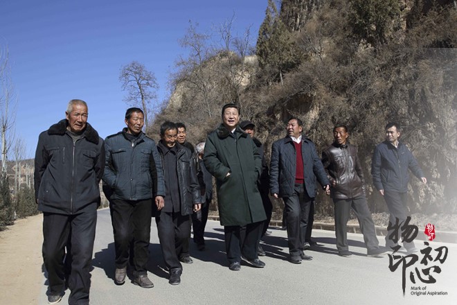 2015年2月13日上午，习近平在延安市延川县文安驿镇梁家河村调研时同村民边走边聊。