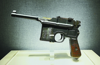 用枪红星奖章军博一层中央大厅,正中位置展示轰-6轰炸机,后面有东风