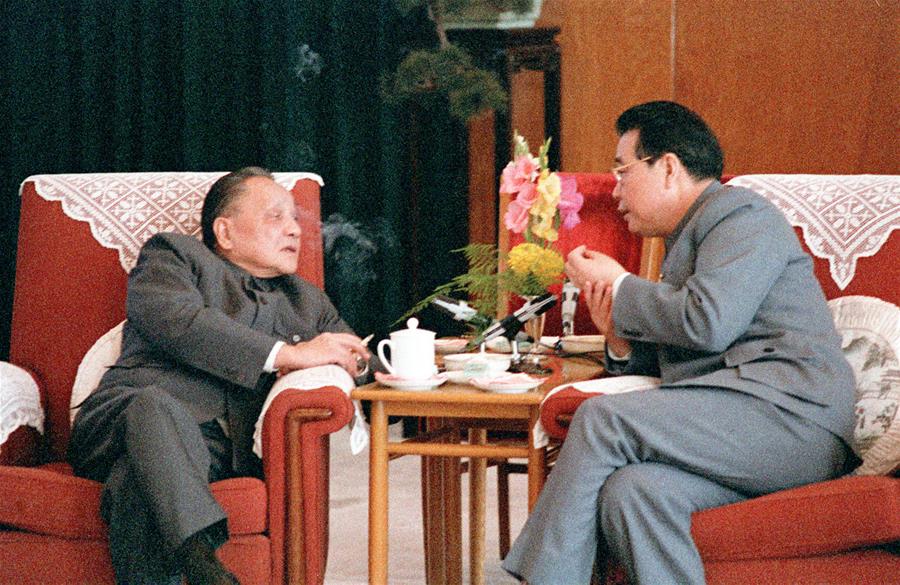 　　1988年，邓小平同志与李鹏同志在北京人民大会堂福建厅交谈。新华社记者 李平 摄