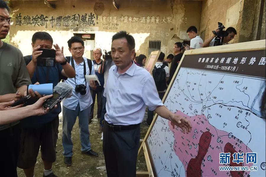 湖北省郧西县原史志办主任李仁喜向记者介绍红军当年在当地的活动情况（8月4日摄）。新华社记者 罗晓光 摄