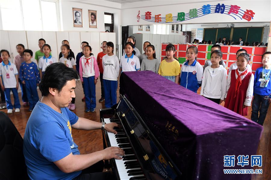陕西省延安市杨家岭福州希望小学合唱社团的学生在进行合唱（4月24日摄）。新华社记者 刘潇 摄