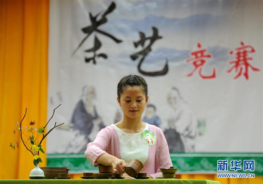 参赛选手在贵阳市第二届技能之星竞技大赛决赛茶艺展示比赛中（2015年11月17日摄）。大赛吸引5000余名来自贵州省中、高等职业院校的学生参加。新华社记者 陶亮 摄