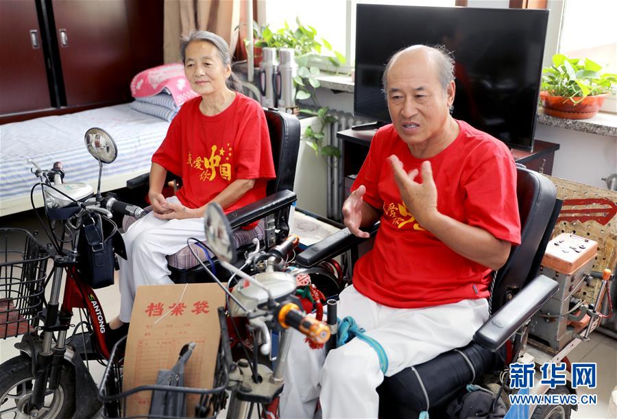 杨玉芳、高志宏夫妇回忆习近平总书记来到唐山市截瘫疗养院时的情景（7月25日摄）。 新华社记者 赵鸿宇 摄