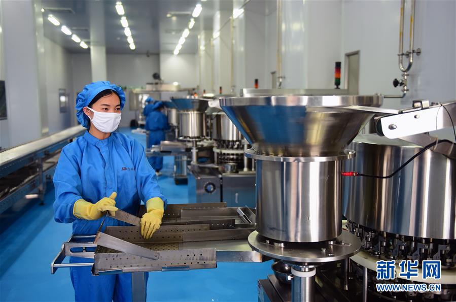 吉林敖东药业集团股份有限公司工人在操作原液过滤器（2016年5月23日摄）。 新华社记者 林宏 摄
