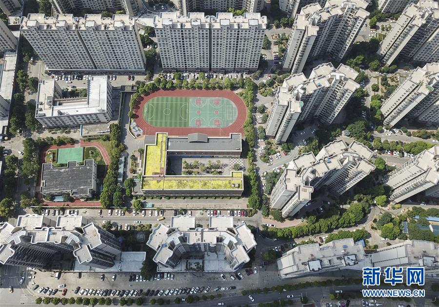 这是湖北省武汉市青山区棚改安置小区青宜居社区新貌（7月30日无人机拍摄）。新华社记者 程敏 摄