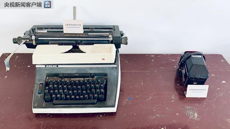 这是艾黎用过的打字机和照相机。（央视记者王鹏飞拍摄）