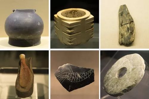 这是良渚文化遗址出土的黑陶器、玉琮、木屐、漆器、陶片和玉璧（左上起，顺时针方向）。新华社记者 翁忻旸 摄