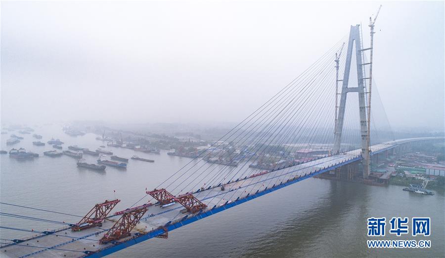 武汉青山长江大桥顺利合龙（5月16日无人机拍摄）。新华社记者 肖艺九 摄