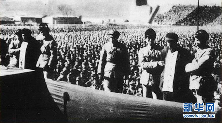 1952年2月10日，河北省人民法院组织的公审大贪污犯刘青山、张子善大会在保定举行。新华社发