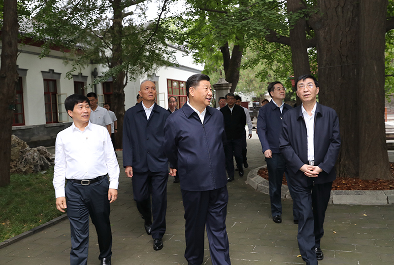 9月12日，中共中央总书记、国家主席、中央军委主席习近平视察中共中央北京香山革命纪念地。这是习近平瞻仰双清别墅。