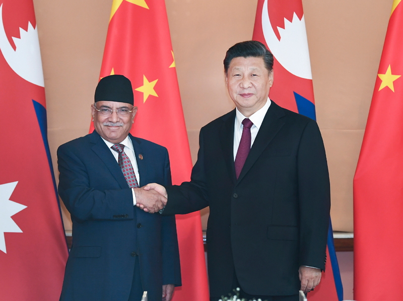 10月13日，国家主席习近平在加德满都下榻饭店会见尼泊尔共产党联合主席普拉昌达。新华社记者 谢环驰 摄 
