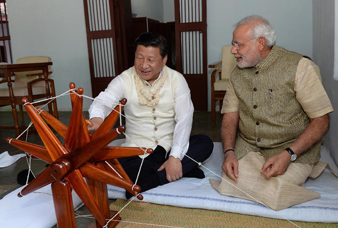 2014年9月17日，国家主席习近平在参观甘地故居时，亲自摇动甘地曾经使用过的纺车。