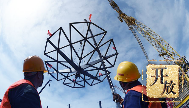 图为：2018年4月24日，工人在北京世园会国际馆建设工地吊装“花伞”。