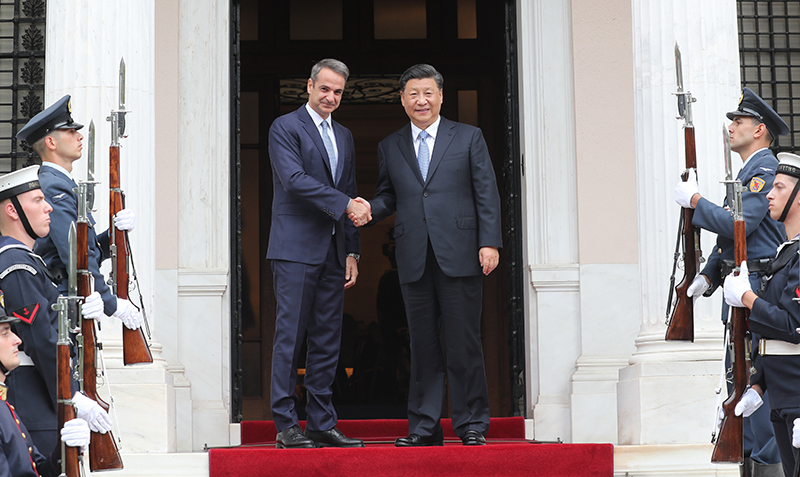 当地时间11月11日，国家主席习近平在雅典同希腊总理米佐塔基斯会谈。新华社记者 姚大伟 摄