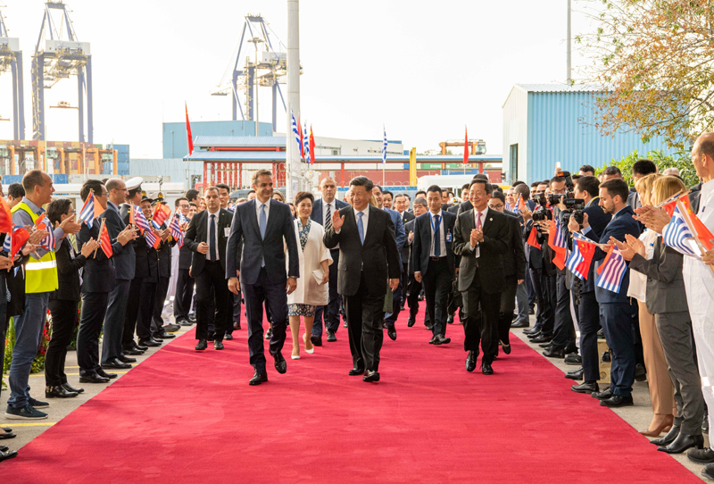 当地时间11月11日，国家主席习近平和夫人彭丽媛在希腊总理米佐塔基斯夫妇陪同下，共同参观中远海运比雷埃夫斯港项目。新华社记者 李学仁 摄