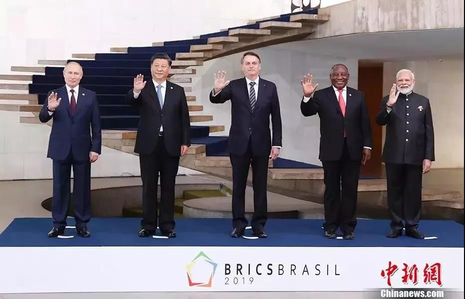 当地时间11月14日，金砖国家领导人第十一次会晤在巴西首都巴西利亚举行。图为金砖五国领导人合影。