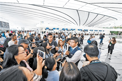 媒体记者走进北京大兴国际机场，了解报道机场综合交通体系的构建情况。新华社发