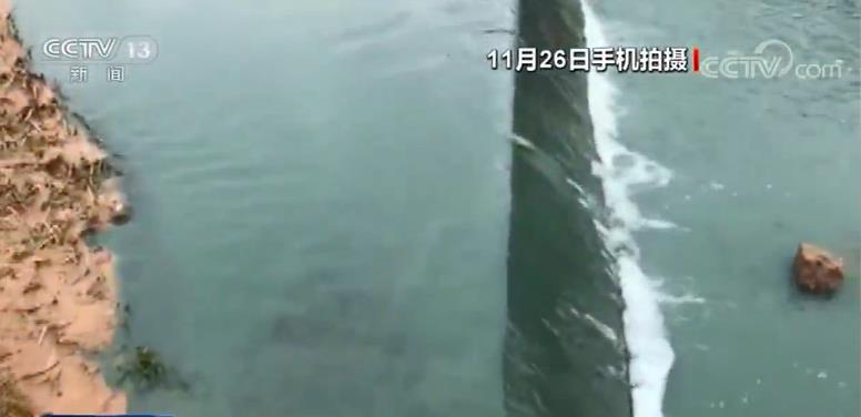 河长制形同虚设？三无工厂一夜之间将40公里河面变蓝绿色