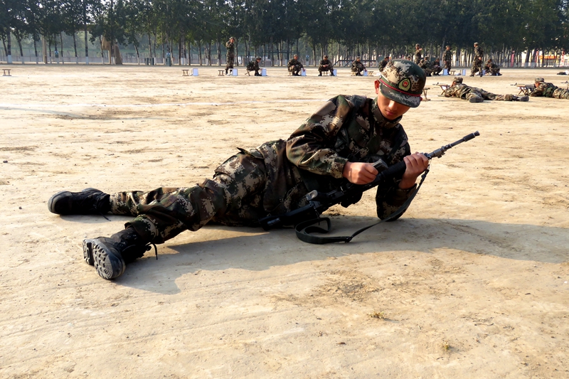 少数民族战士在身边 民族团结进步在心间