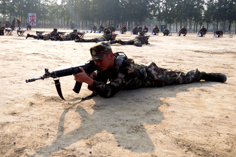 少数民族战士在身边 民族团结进步在心间