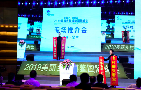 宝丰的民间魔术师丁德龙现场表演 李文亮 摄