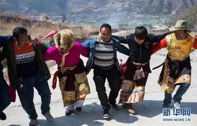 在云南省迪庆藏族自治州香格里拉市五境乡，“精准扶贫感恩连”队员在跳锅庄（2019年3月13日摄）。“精准扶贫感恩连”是民间自发组建的“连队”，大部分成员是村里的共产党员。他们的宗旨是“脱贫致富感党恩，助人脱贫传党恩”。新华社记者 胡超 摄