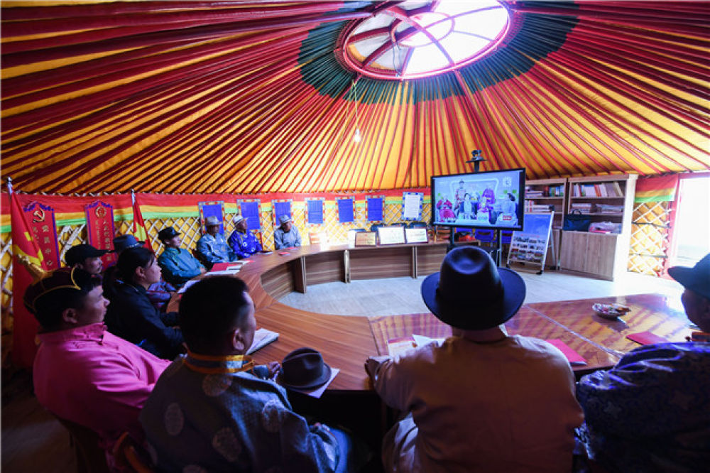 在内蒙古自治区正蓝旗恩克宝力格嘎查党员中心户的蒙古包中，党员在观看学习“人民楷模”都贵玛的先进事迹（2019年10月11日摄）。新华社记者 刘磊 摄