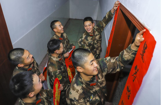 【新春走基层】武警“兵味”春联幸福爆棚 这份浓浓祝福请收下