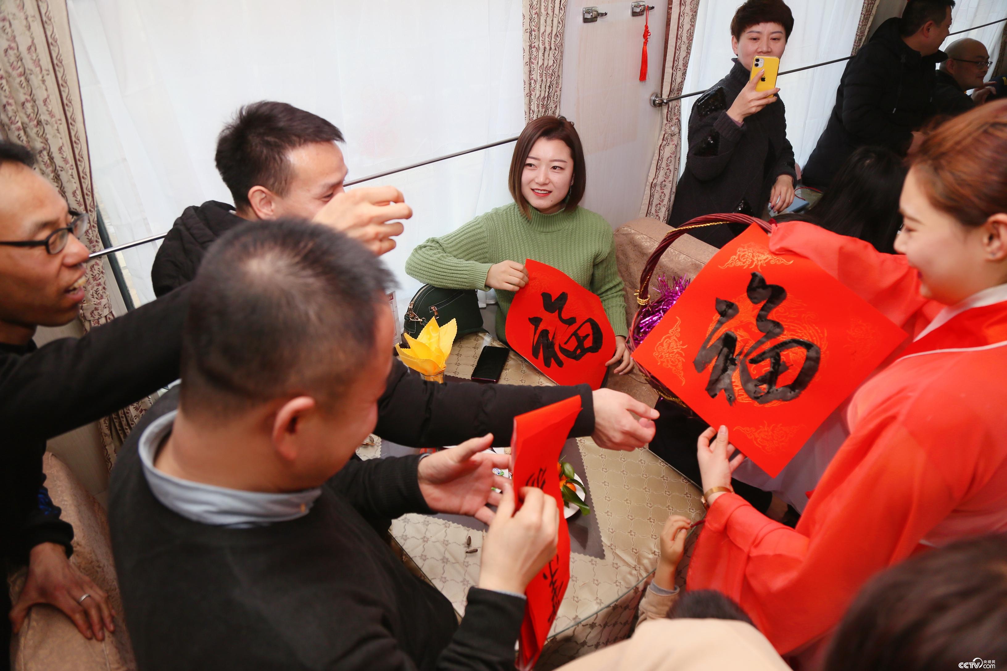 北京西开往西安的T41次列车上，工作人员精心准备了诸多小惊喜让很多回乡百姓倍感喜悦（张雁南 摄）
