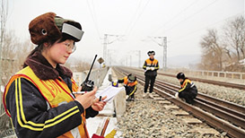 桥隧检查工区女工正在测量钢轨的偏心距，保证春运期间行车安全。李晓龙摄/光明图片