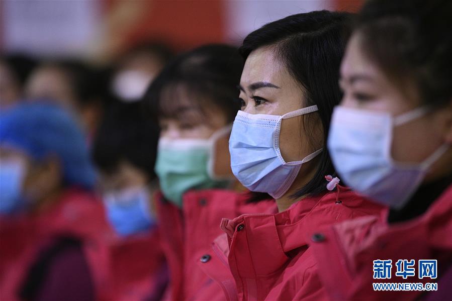 2月4日，专业护理团队工作人员在出征仪式上。 新华社记者 王鹏 摄