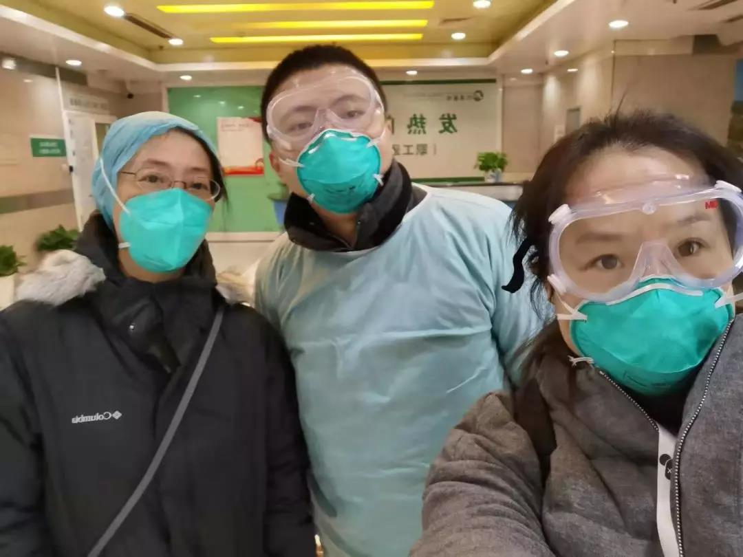记者张竣（中）、马丽君（右）在同济医院发热门诊第一时间发出报道