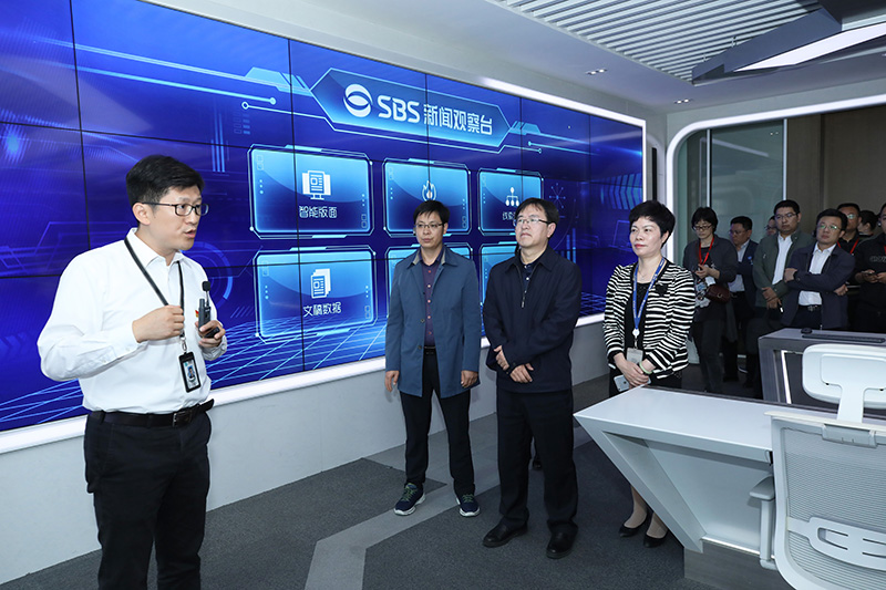 学员们参观苏州广播电视总台大数据新闻观察台